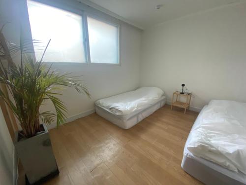 Un pat sau paturi într-o cameră la 10m walk from Seoul station