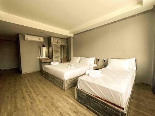 蘇梅島的住宿－JALMIN Hotel Samui，配有白色床单的酒店客房内的两张床
