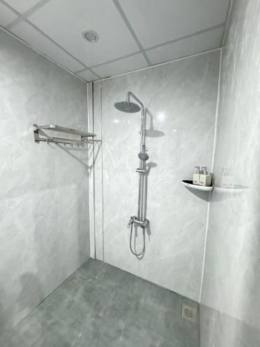 a shower in a bathroom with a shower at Vile Villa- Homestay 2 Đảo Phú Quý in Cu Lao Thu