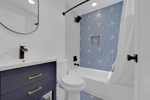 uma casa de banho com um WC, um lavatório e um chuveiro em Palm Wave Says - 5 min to Best Locations em West Palm Beach