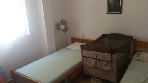 1 dormitorio con 2 camas individuales y ventilador en House on the beach en Niforeika