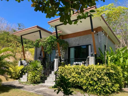 une petite maison avec une terrasse couverte et des escaliers. dans l'établissement Serene Lanta Resort, à Ko Lanta