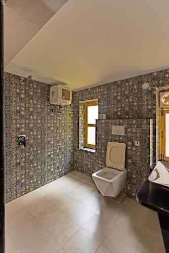 a bathroom with a toilet and a sink at Matra Chaya in Jodhpur