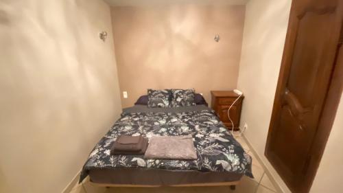 una piccola camera con un letto in una stanza di Appartement T2 - Saint-Blaise - Style Industriel a Bollène