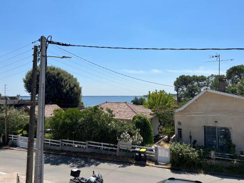 Photo de la galerie de l'établissement Maison avec vue panoramique lac (classée 4*), à Lacanau
