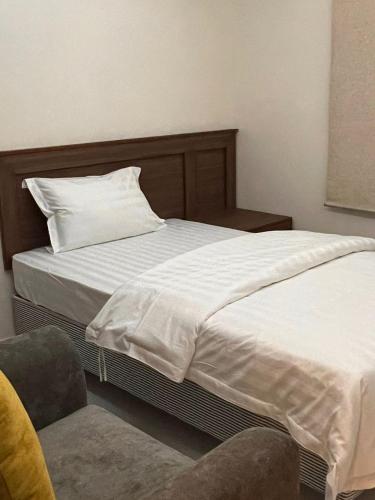 Llit o llits en una habitació de ريزا الفندقية Reeza Suites