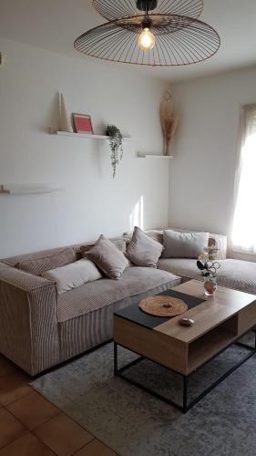sala de estar con sofá y mesa de centro en Le Petit HERMITAGE, en Massiac