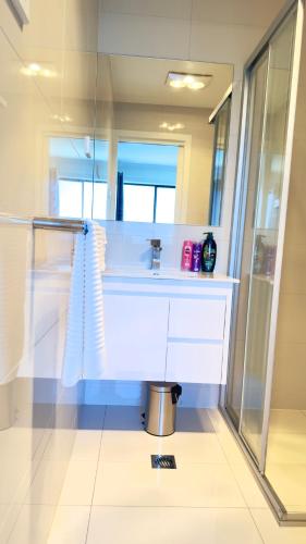 uma casa de banho com um lavatório e um espelho em Stylish modern 2 BR in Lawson em Belconnen