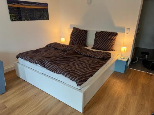 Bett in einem Zimmer mit zwei Kissen darauf in der Unterkunft Modernes Apartment, ruhige Lage, stadtnah in Kelkheim