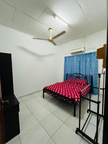 a room with a bed in the corner of a room at Homestay Mama in Kampong Alor Gajah