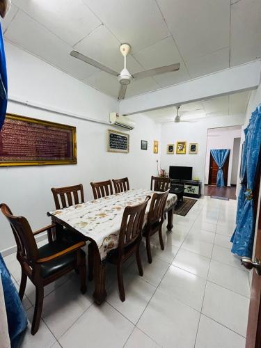 a dining room with a table and chairs at Homestay Mama in Kampong Alor Gajah