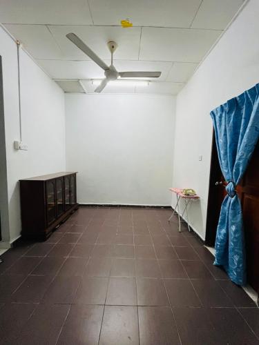 a room with a white wall and a ceiling at Homestay Mama in Kampong Alor Gajah