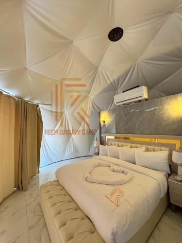 Un ou plusieurs lits dans un hébergement de l'établissement Wadi rum anwar luxury camp