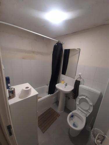 Hostel LoRis tesisinde bir banyo