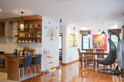 a kitchen and dining room with a table and chairs at WangTanChiangMai PoolVilla精品泳池别墅 in Chiang Mai