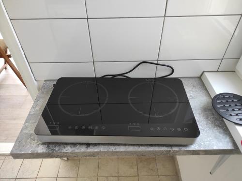 eine Mikrowelle auf einer Theke in einer Küche in der Unterkunft Apartman Garami Porta in Mezőkövesd