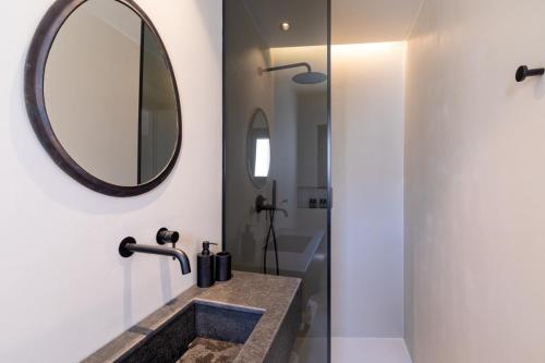 Phòng tắm tại Mykonos Town Black Villa with Cave Heated Pool