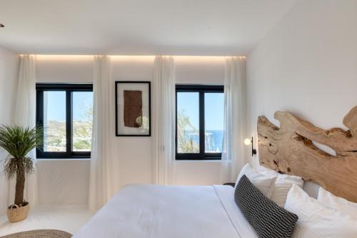 Giường trong phòng chung tại Mykonos Town Black Villa with Cave Heated Pool