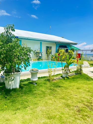 een huis met een zwembad in een tuin bij Joy o hoy beachfront house in Santander