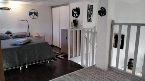 une chambre avec un lit et un escalier à l'intérieur dans l'établissement LA PETITE TOURELLE, à Thorenc