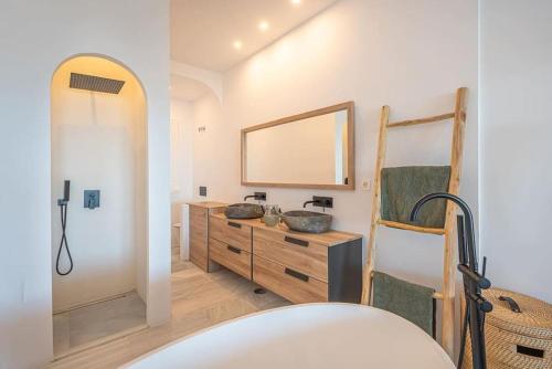 een badkamer met 2 wastafels en een spiegel bij Selecta - Dream Apartment in Marbella in La Mairena