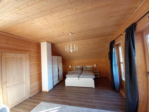 een slaapkamer met een bed in een houten kamer bij Gemütliches Holzhaus in Gamlitz in Gamlitz