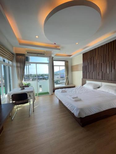 Studio 1 Chambre lumineux avec vue à 180° في Ban Klang: غرفة نوم كبيرة مع سرير كبير وطاولة