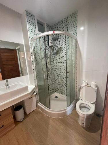 Studio 1 Chambre lumineux avec vue à 180° في Ban Klang: حمام مع دش ومرحاض ومغسلة