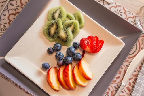 un plato cubierto con fruta en la parte superior de una mesa en B&B Elianto, en Santa Maria Navarrese