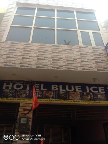 una señal azul de hielo en el lateral de un edificio en HOTEL BLUE ICE, en Chandīgarh