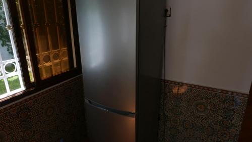 een koelkast in een keuken naast een raam bij La casa d’ourika in Ourika