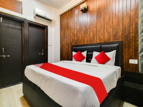 Cama ou camas em um quarto em OYO Hotel Golden Treat