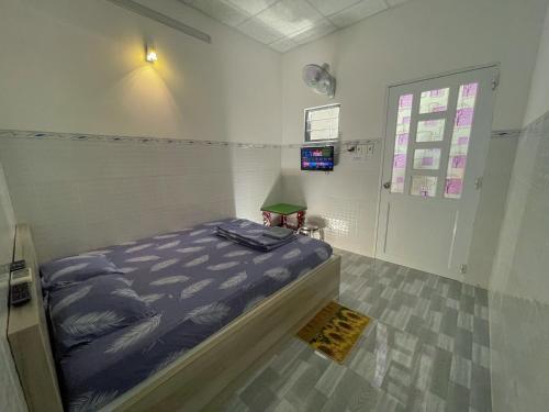 een slaapkamer met een bed en een lamp erin bij Nhà nghỉ Thiên Thanh 1 in Long Hai