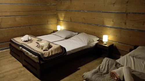 two twin beds in a room with two lamps at DOM ZA STUDNIĄ Góralski dom w Ochotnicy Dolnej in Ochotnica Dolna