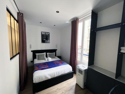 une chambre avec un lit et une fenêtre dans l'établissement Urban Flat 172 - Pretty Flat Gaite Montparnasse Cinema, à Paris