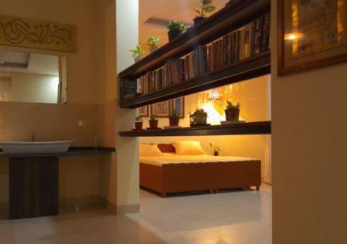 ジャイプールにあるElite Room - A Home Awayのベッドルーム(ベッド1台、シンク、鏡付)