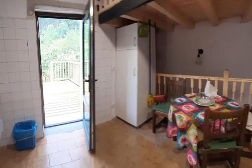 IspásterにあるPequeño apartament rural con un gran jardin. WIFIのテーブルとバルコニーへのドアが備わる客室です。