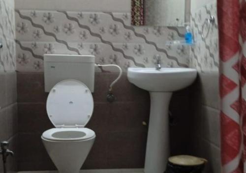 y baño con aseo y lavamanos. en Elite Room - A Home Away en Jaipur