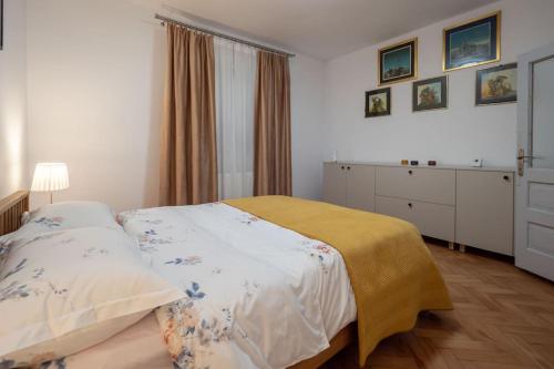 a bedroom with a bed and a dresser in it at Casa Ryu in Cluj-Napoca