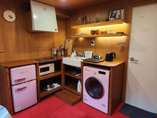 uma cozinha com uma máquina de lavar roupa e um lavatório em Seoul STAY Sinsa Portland Vintage Private House em Seul