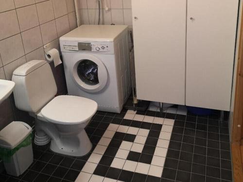 ルカにあるRukaRinteläのバスルーム(トイレ、洗濯機付)