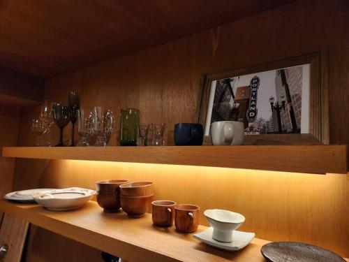 uma prateleira de madeira com copos e pratos em Seoul STAY Sinsa Portland Vintage Private House em Seul