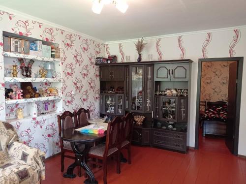 una sala da pranzo con un tavolo e sedie in una stanza di Iamze's Guest House a Mestia