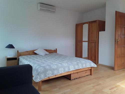 - une chambre avec un lit et une commode dans l'établissement Családi apartman, à Tapolca