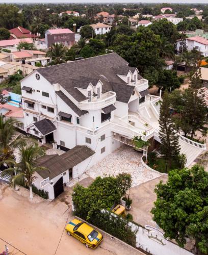 una vista aérea de una gran casa blanca en #1 princess self catering apartments, 230mt to senegambia business strip., en Kololi