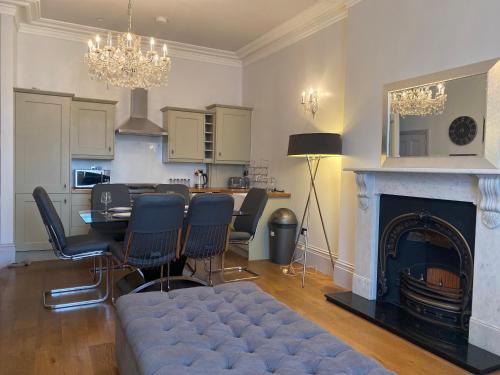 ein Wohnzimmer mit einem Tisch und einem Kamin in der Unterkunft Monthly & Weekly Stays - Central London Links - Business - Relocators - Contractors in Norwood