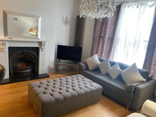 uma sala de estar com um sofá e uma lareira em Monthly & Weekly Stays - Central London Links - Business - Relocators - Contractors em Norwood