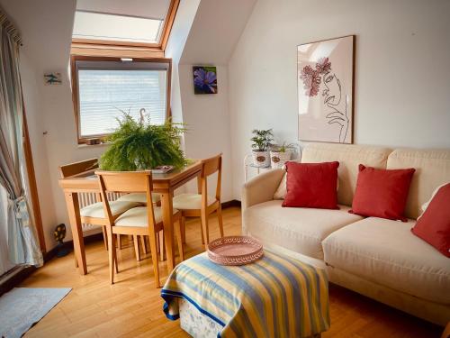 ein Wohnzimmer mit einem Sofa und einem Tisch in der Unterkunft Apartamento con vistas Sada (saudade) in Sada