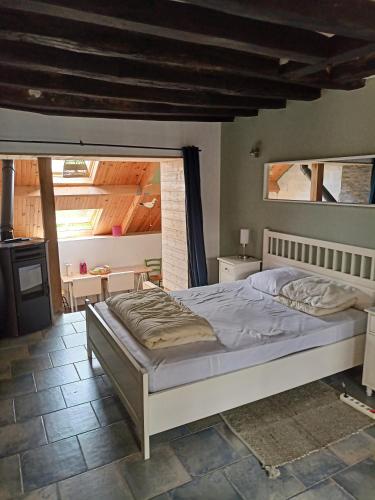 um quarto com uma cama num quarto em Chambres d hôtes entrée+sanitaires indépendantes em Thorigné-sur-Dué
