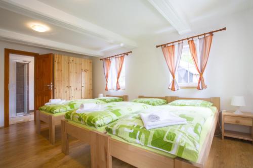 Una cama o camas en una habitación de Penzion U Vyhlídky
